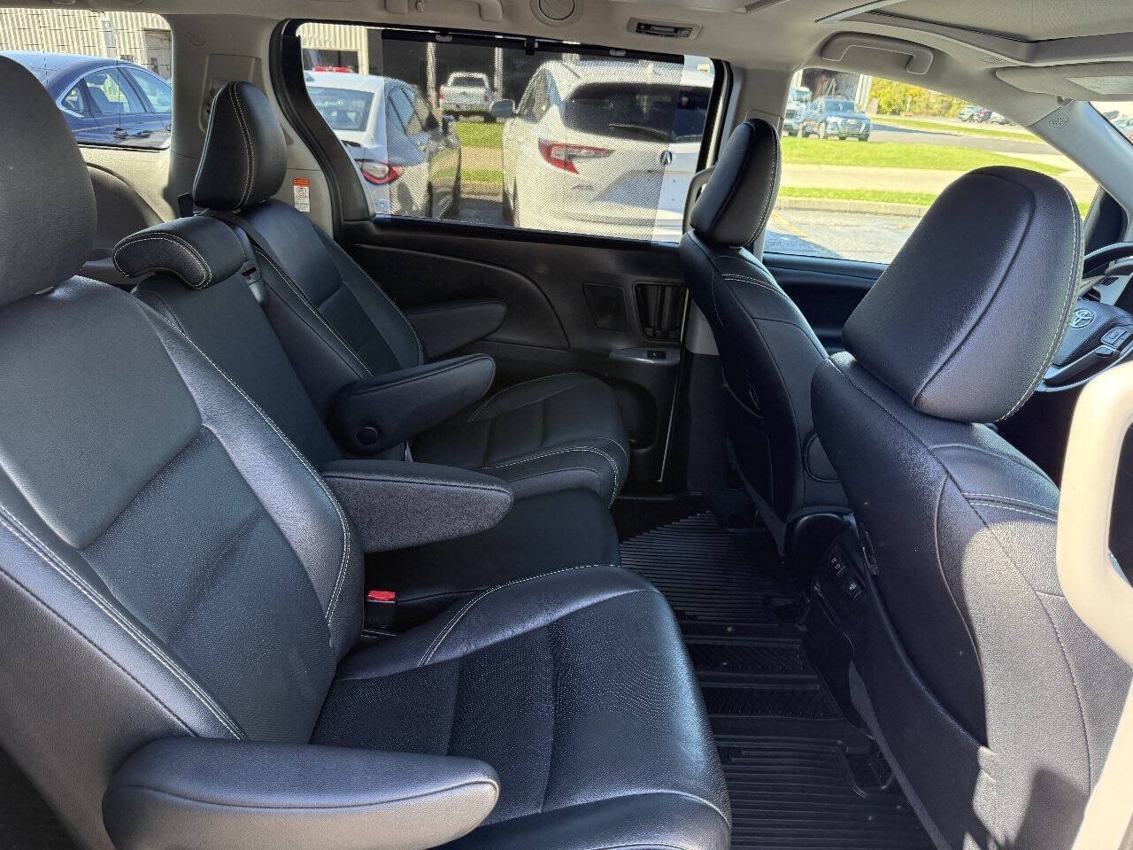 Used 2020 Toyota Sienna SE Premium w/ Nightshade Edition FWD image 22