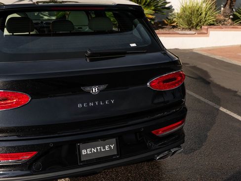 Used 2025 Bentley Bentayga V8 image 40