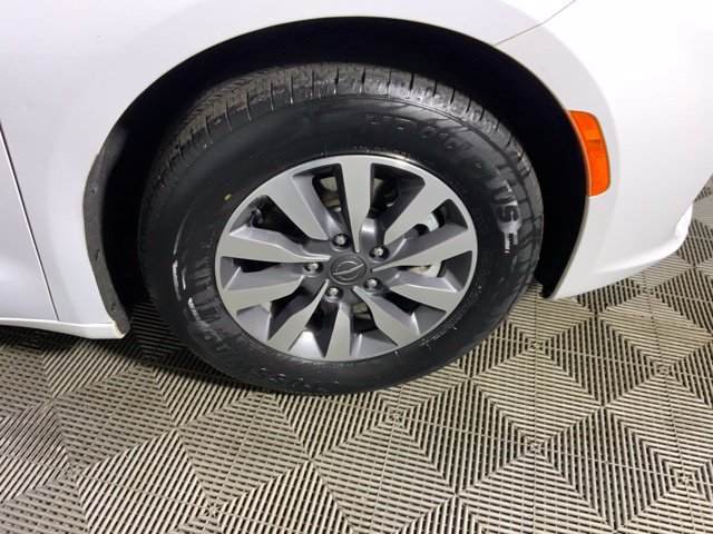 Used 2024 Chrysler Pacifica Limited FWD image 34
