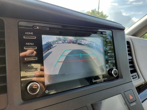 Used 2018 Toyota Sienna XLE w/ XLE Navigation Package AWD/4WD image 17