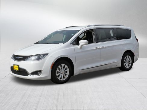 Used 2018 Chrysler Pacifica Touring-L Plus FWD image 3