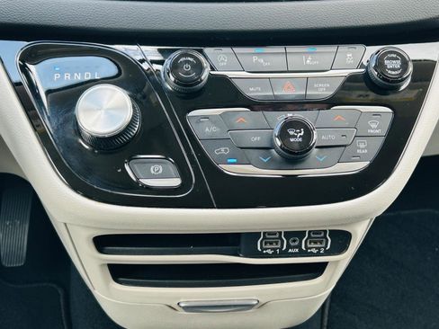 Used 2023 Chrysler Pacifica Touring-L FWD image 22