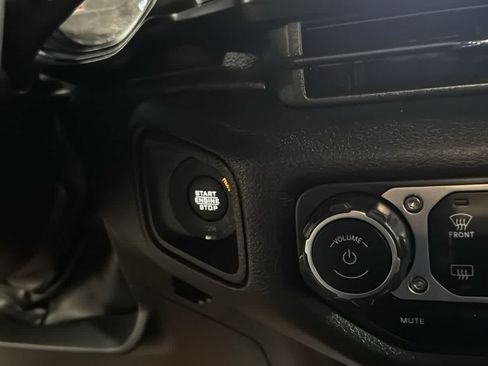 Used 2024 Jeep Wrangler Unlimited w/ Convenience Group AWD/4WD image 20