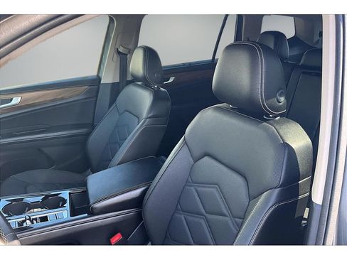 Used 2025 Volkswagen Atlas SE AWD/4WD image 18