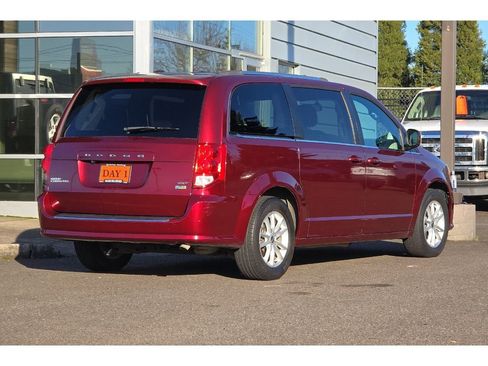 Used 2018 Dodge Grand Caravan SXT image 5