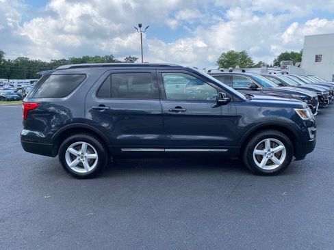 Used 2017 Ford Explorer XLT w/ Equipment Group 202A AWD/4WD image 2