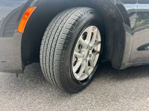 Used 2021 Chrysler Pacifica Touring-L FWD image 21