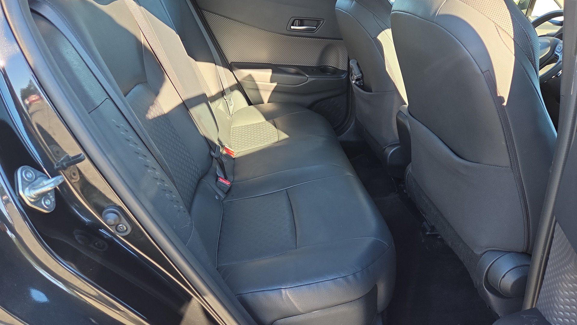Used 2022 Toyota C-HR Limited FWD image 28
