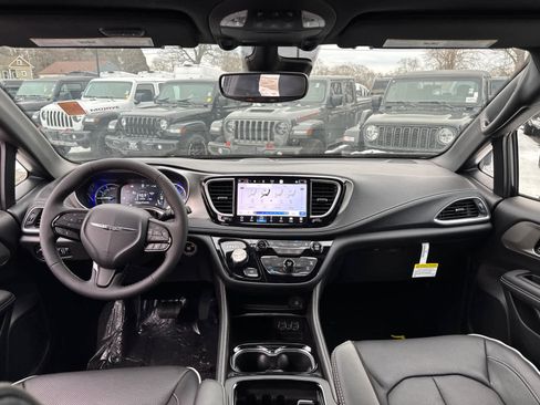 New 2023 Chrysler Pacifica Limited w/ Uconnect Theater Family Group image 34