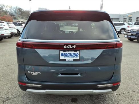 Used 2024 Kia Carnival EX image 5