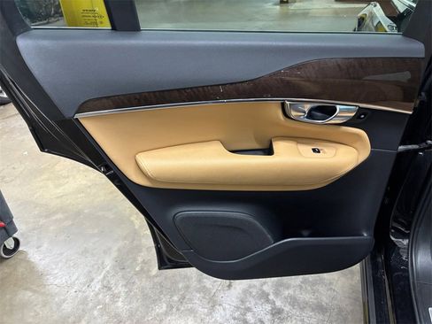 Used 2017 Volvo XC90 T6 Momentum w/ Vision Package image 16