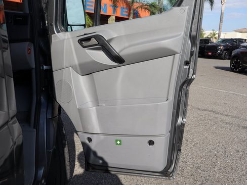 Used 2018 Mercedes-Benz Sprinter 2500 image 38