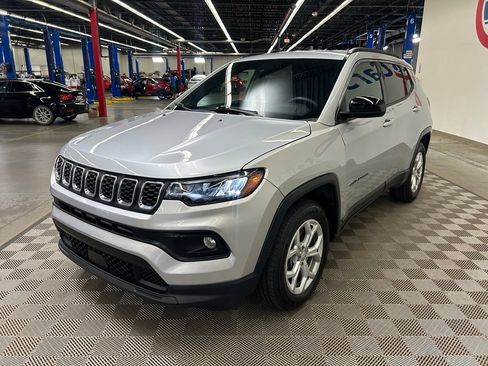 Used 2024 Jeep Compass Latitude AWD/4WD image 7