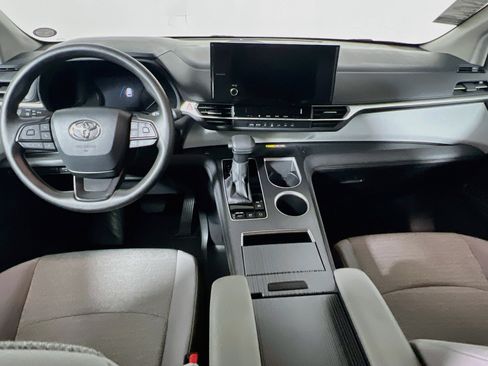 Used 2026 Toyota Sienna LE FWD image 29