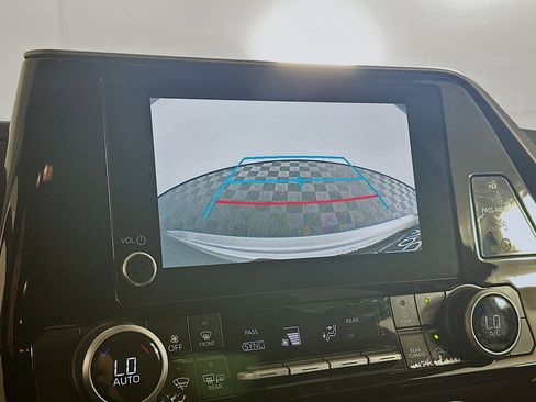Used 2025 Toyota Highlander LE image 22