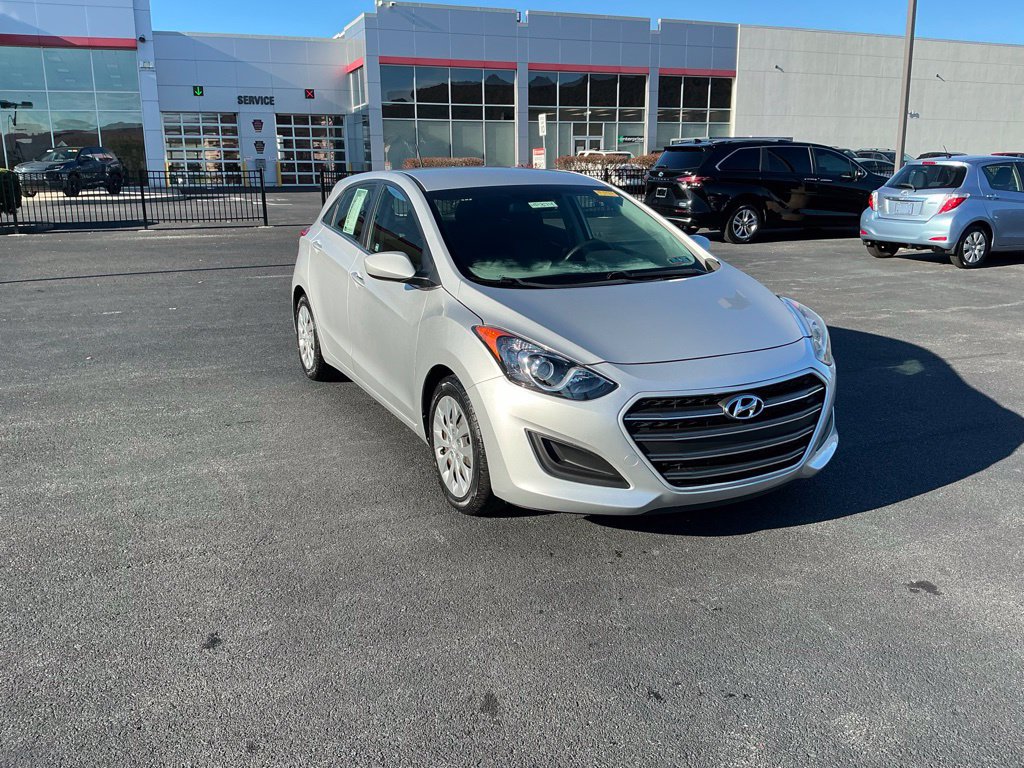 Used 2017 Hyundai Elantra GT FWD image 3