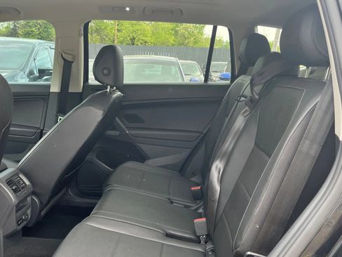 Used 2018 Volkswagen Tiguan SE w/ Panoramic Sunroof Package AWD/4WD image 10