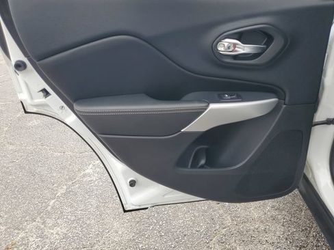 Used 2018 Jeep Cherokee Latitude Plus w/ Comfort/Convenience Group FWD image 23