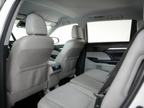 Used 2018 Toyota Highlander Plus image 39