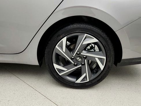 Used 2025 Hyundai Elantra Limited image 9