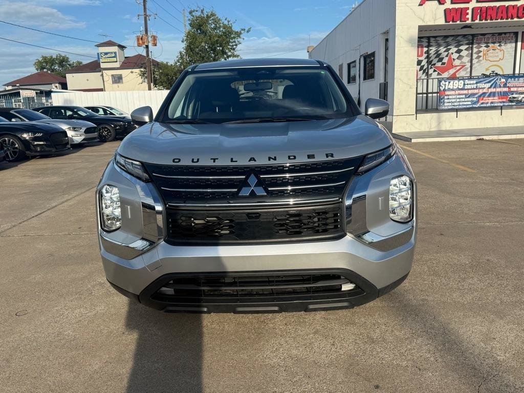 Used 2024 Mitsubishi Outlander ES FWD image 2