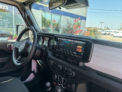 Used 2024 Jeep Wrangler Unlimited AWD/4WD image 11