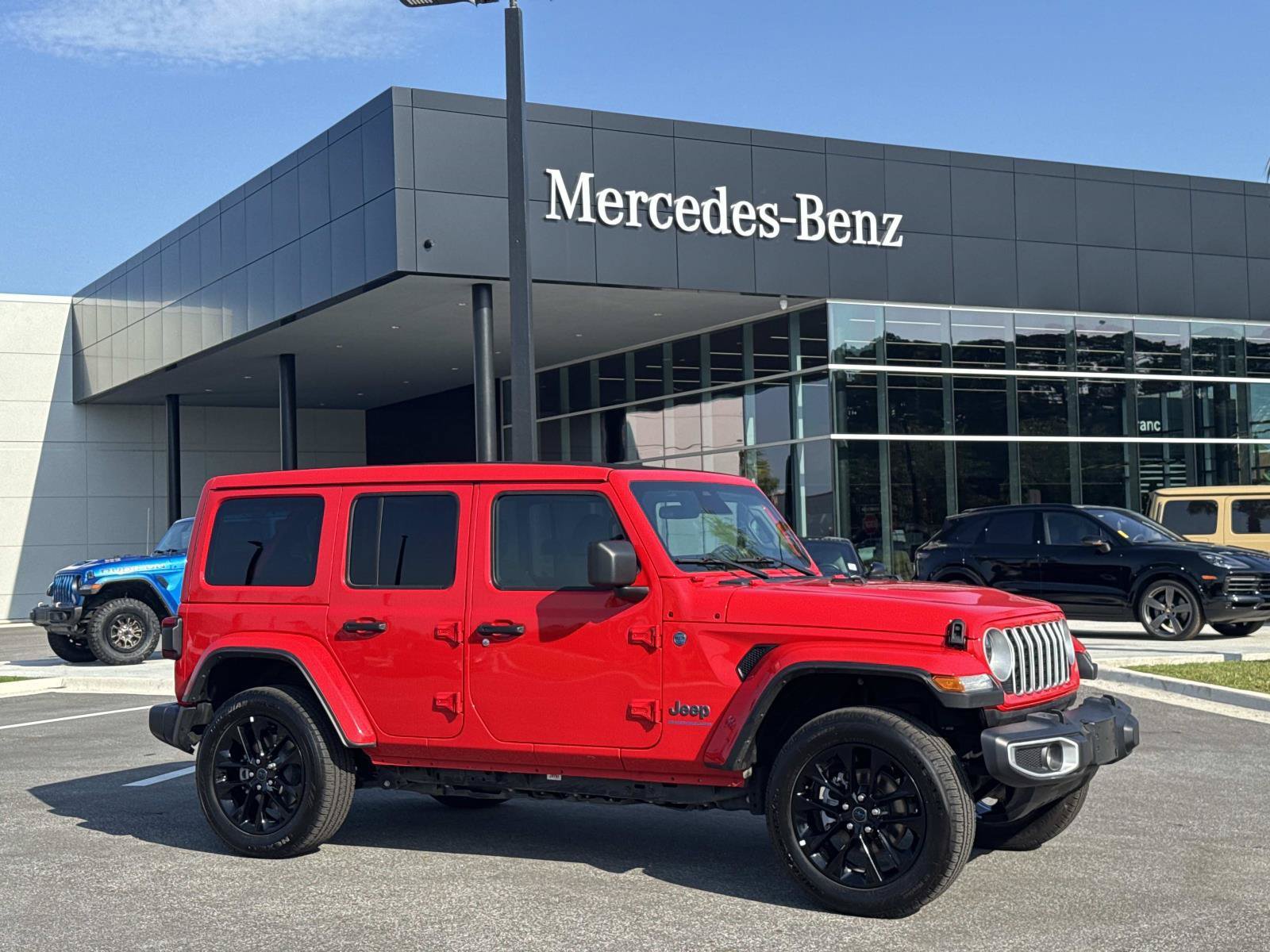 Used 2025 Jeep Wrangler Unlimited Sahara w/ Safety Group AWD/4WD image 1