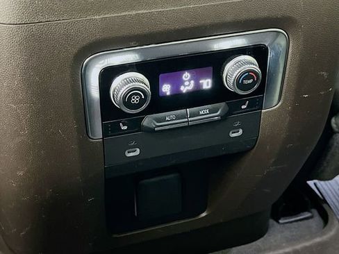 Used 2022 GMC Yukon XL SLT w/ SLT Luxury Package image 27