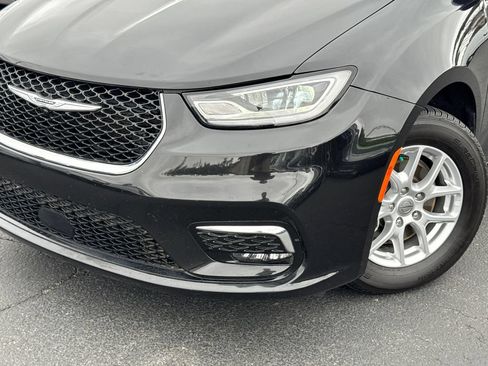 Used 2023 Chrysler Pacifica Touring-L FWD image 3