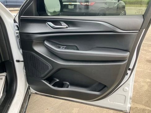 Used 2025 Jeep Grand Cherokee L Laredo RWD image 13