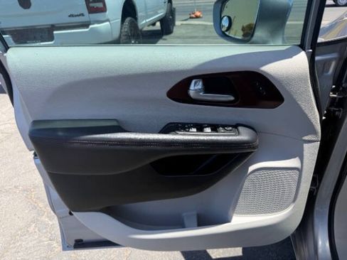 Used 2017 Chrysler Pacifica Limited w/ UConnect Theater Package FWD image 9