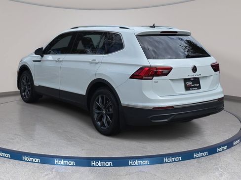 Used 2024 Volkswagen Tiguan SE w/ Panoramic Sunroof Package FWD image 8
