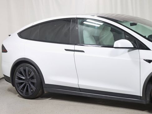 Used 2022 Tesla Model X Plaid image 3
