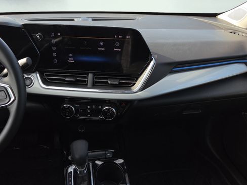 Used 2025 Chevrolet Trax LT w/ LT Convenience Package FWD image 23