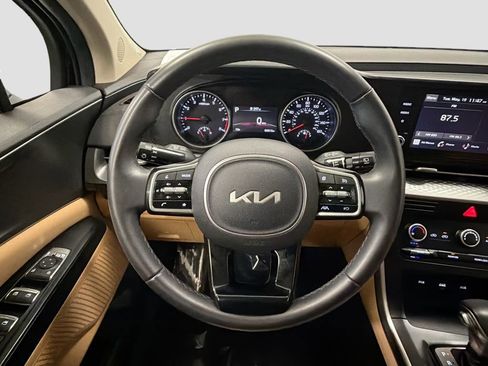 Used 2024 Kia Carnival LX FWD image 14