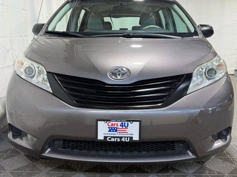 Used 2011 Toyota Sienna w/ Towing Pkg FWD image 2