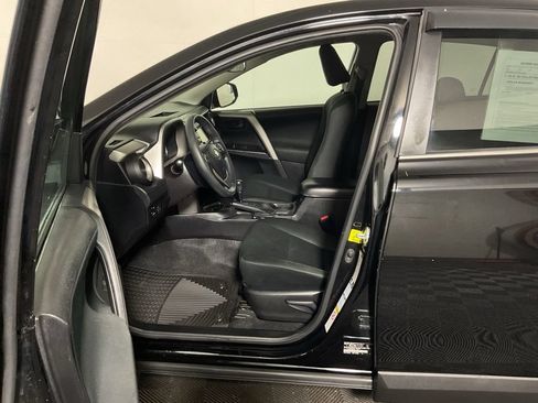 Used 2018 Toyota RAV4 LE w/ Carpet Mat Package AWD/4WD image 19