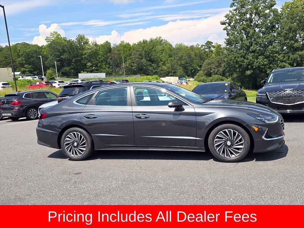 Used 2023 Hyundai Sonata Limited w/ Cargo Package FWD image 2