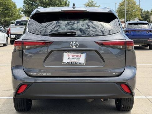 Used 2024 Toyota Highlander XLE FWD image 5