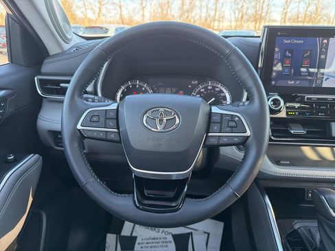 Used 2022 Toyota Highlander Limited image 13