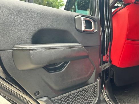 Used 2018 Jeep Wrangler Unlimited Sahara AWD/4WD image 45