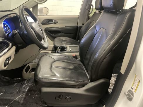 Used 2022 Chrysler Pacifica Touring-L FWD image 12