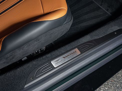 Used 2023 Aston Martin V8 Vantage Roadster RWD image 19