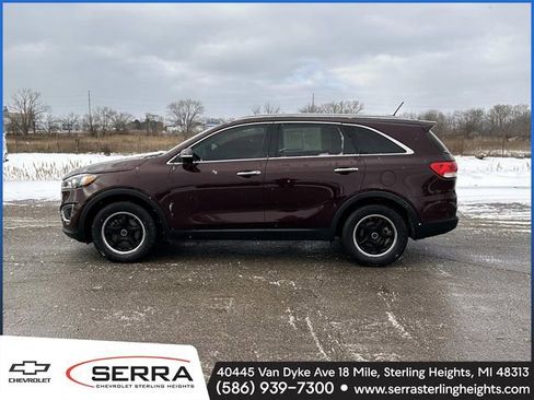 Used 2017 Kia Sorento LX image 2
