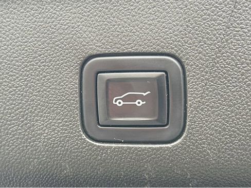 Certified 2022 GMC Yukon XL SLT w/ SLT Luxury Package image 13