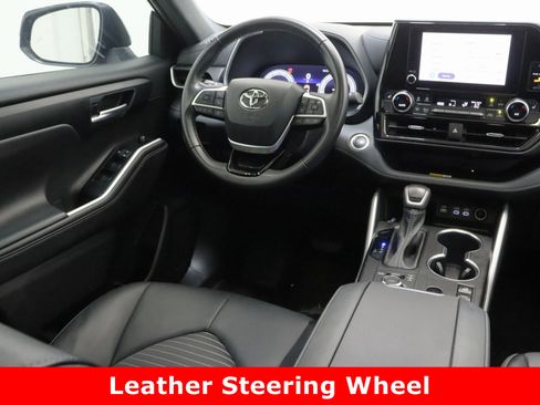 Certified 2025 Toyota Highlander XSE image 33