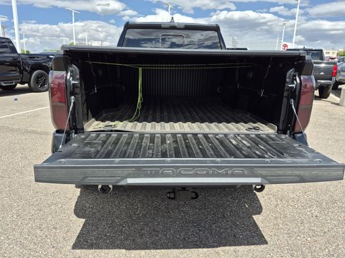 Used 2025 Toyota Tacoma SR5 AWD/4WD image 21