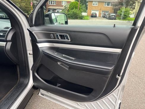 Used 2017 Ford Explorer XLT w/ Equipment Group 202A AWD/4WD image 30