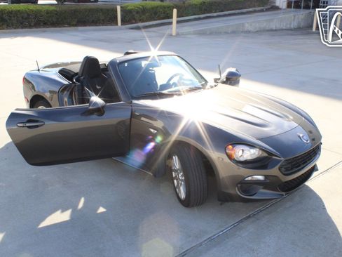 Used 2017 FIAT 124 Spider Classica image 10