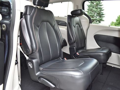 Used 2019 Chrysler Pacifica Touring-L Plus FWD image 33